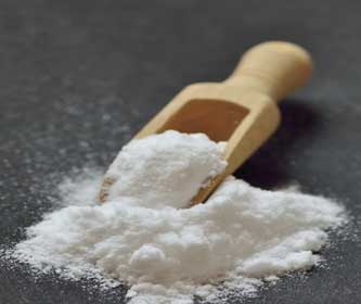 Baking soda removes tanning from the skin in a natural way