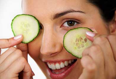 Cucumber refreshes the eyes and keeps dark circles at bay