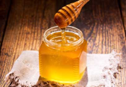 Honey moisturizes the skin and lightens marks as well