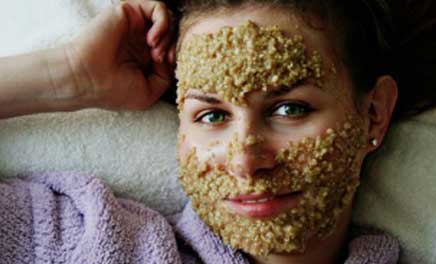 Oatmeal soothes the skin and removes blemishes as well