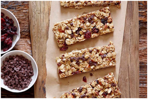 Granola bars are healthy snacks that are low in calories