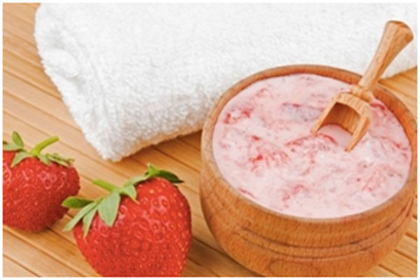 Strawberry improves the complexion and cream moisturizes the skin